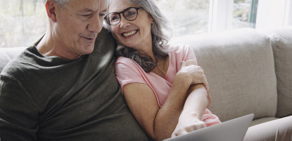 Älteres Ehepaar mit Laptop