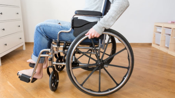 Person sitzt in einem Rollstuhl