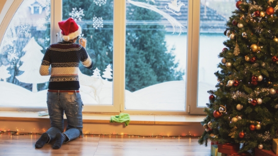 Person bemalt Fenster weihnachtlich