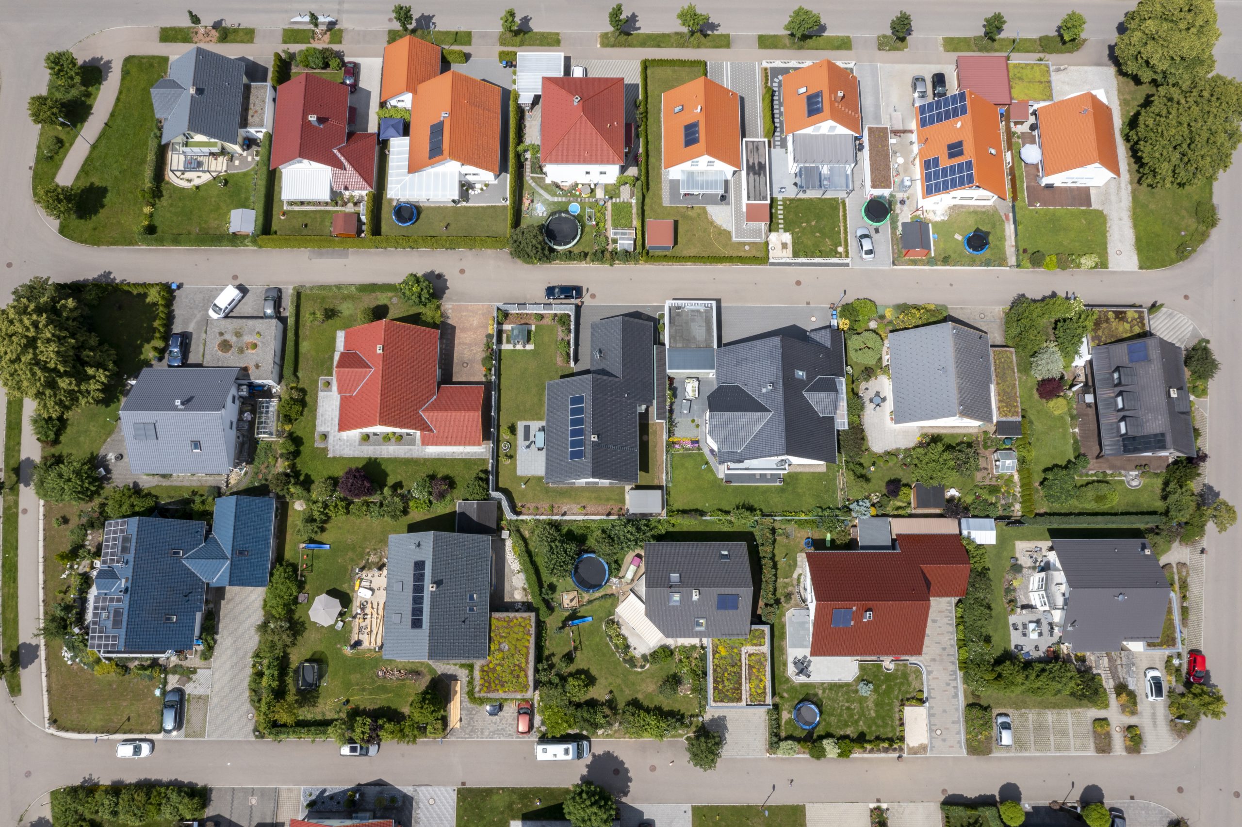 Mehrere Wohnhäuser in Reihen mit entsprechendem Abstand zum Nebengrundstück