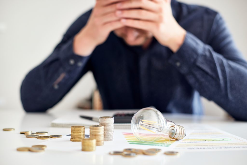 Mann am Schreibtisch macht Berechnungen