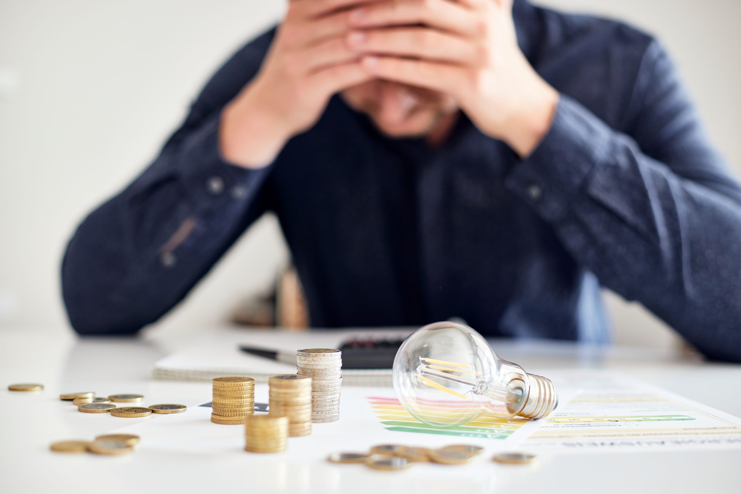 Mann am Schreibtisch macht Berechnungen