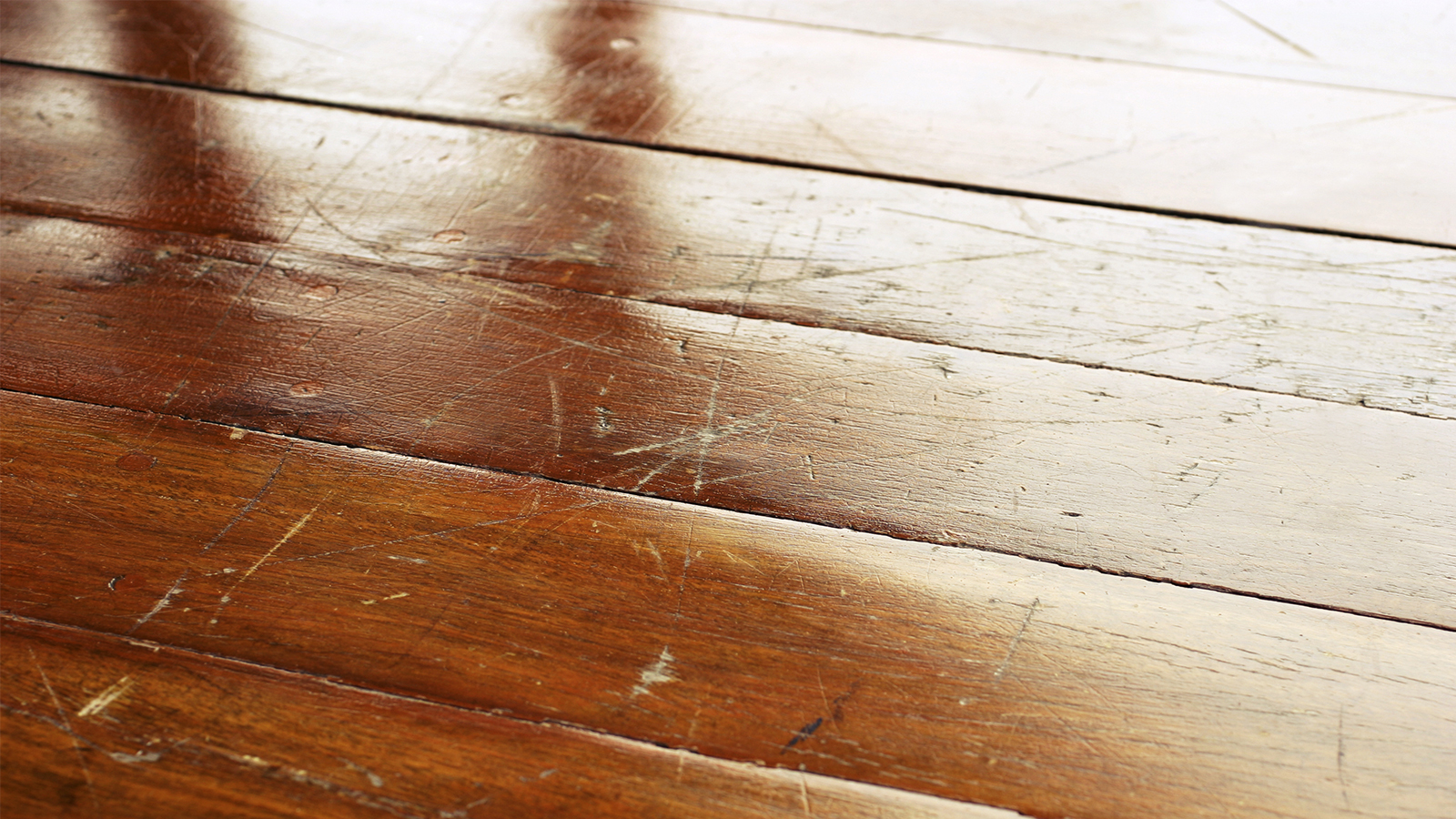 Holzboden zerkratzt