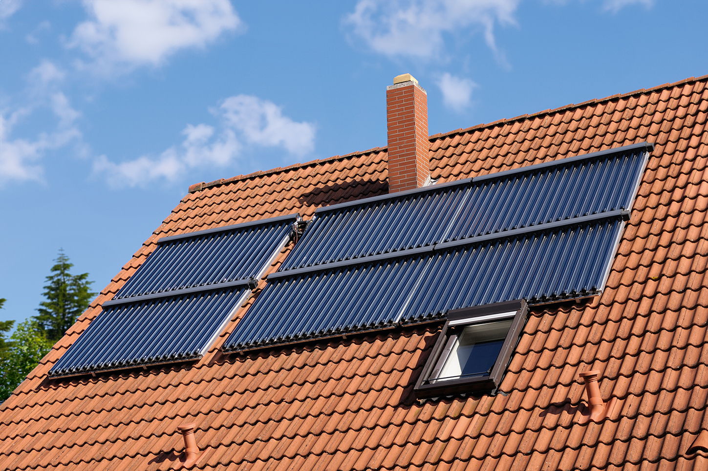 Solarthermieanlage auf dem Dach eines Einfamilienhauses – nachhaltige Wärmegewinnung durch Sonnenenergie.