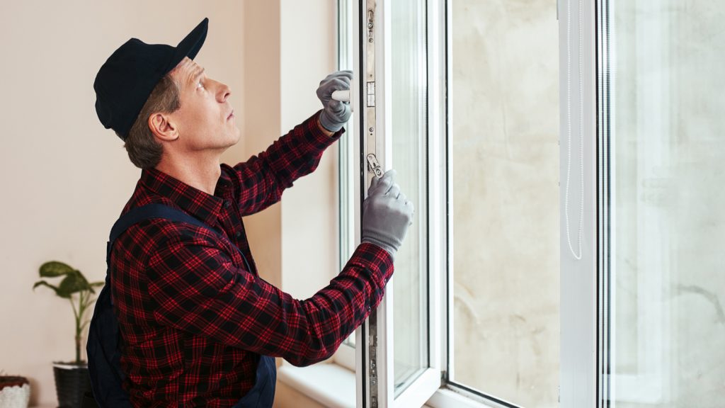 Handwerker setzt neue Fenster ein