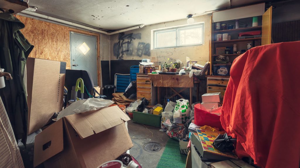 Unordentlicher Keller mit Kisten und Kartons